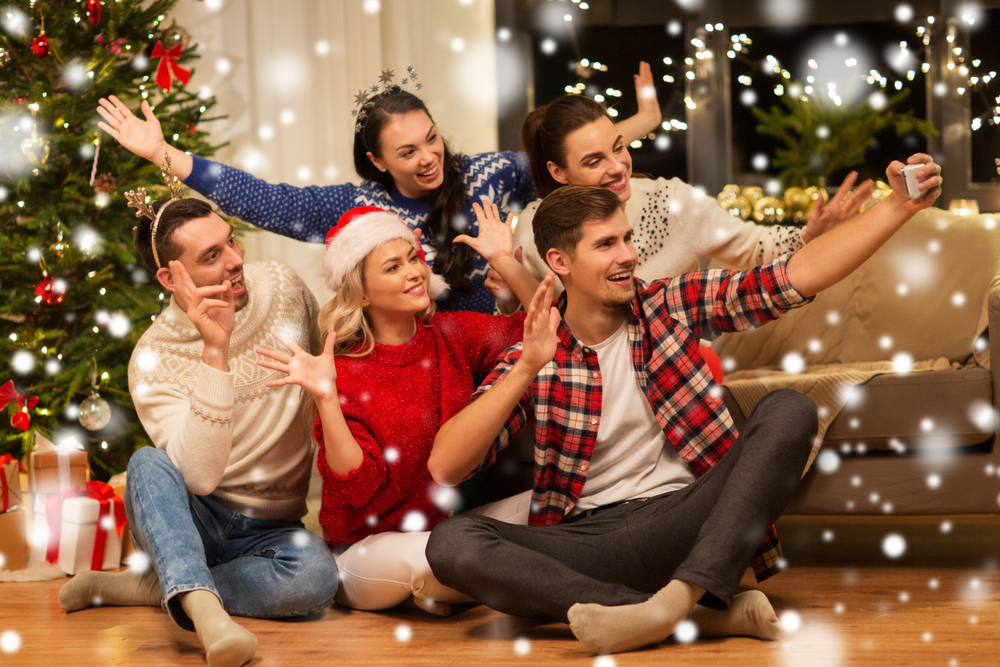 5 Festive Christmas Party Games For Small Groups Good Cheer Elfster 