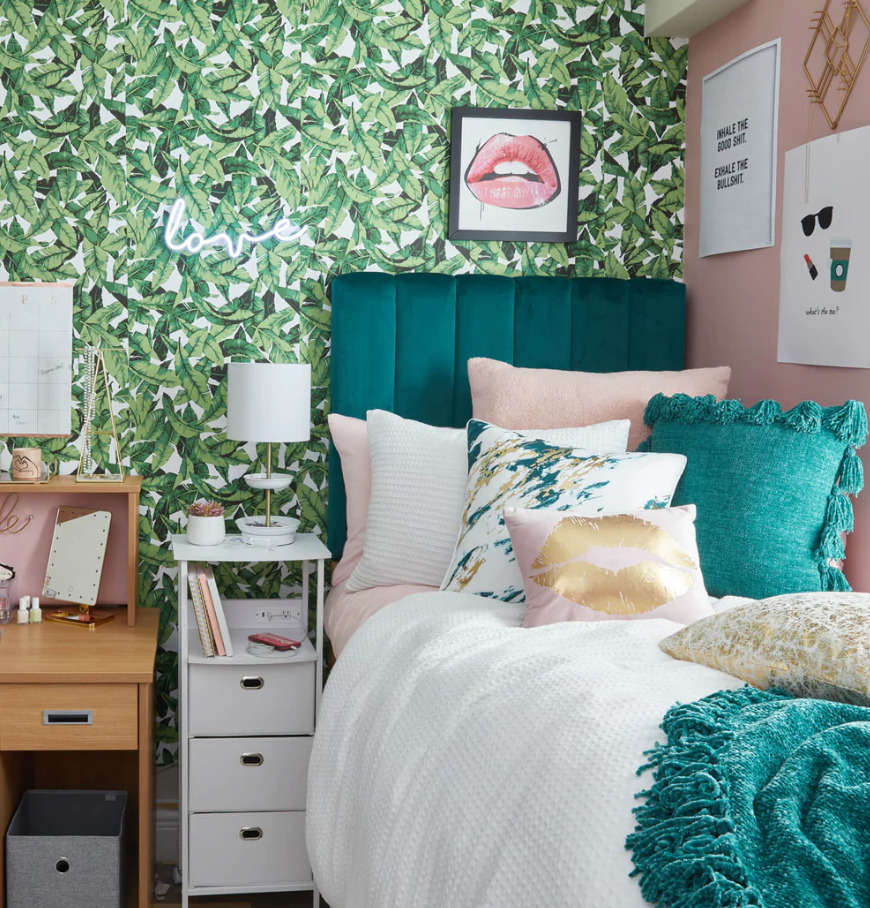 Dorm room decor for college student