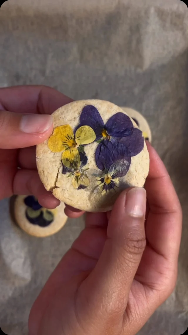 Comment Cookies if you want the recipe for these edible flower Mother’s Day Cookies! 🍪🌸

The elves adore these cookies bright, decked with springtime blooms—a sweet delight!
Tag a friend (better not delay!) who should bake you some this Mother’s Day! 👇 

#elfster #mothersday #sugarcookie #edibleflowers🌸 #mothersdaygiftideas
